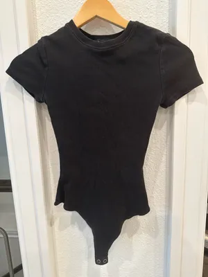 Good American Black Ribbed Short Sleeve Bodysuit XS thumbnail 1
