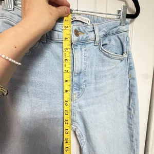 Zara High Waisted Flare Jeans Light Wash Size 6 EUR 38 thumbnail 7