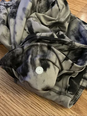 lululemon athletica Black & Gray Tie-Dye Capri Leggings Size 4 thumbnail 3