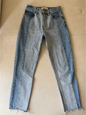 Abercrombie and Fitch High Rise Mom Jeans thumbnail 2