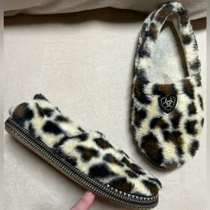 Ariat Size S Women's Snuggle Leopard Print Slipper thumbnail 1