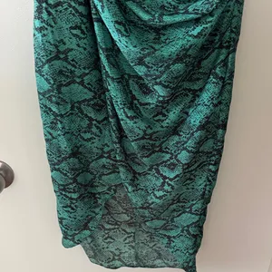 vestique One-Shoulder Teal Snake-Print Midi Dress thumbnail 3