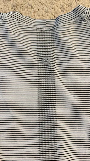 Lululemon knit short sleeve - black/grey vertical stripe thumbnail 3