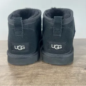 Ugg Youth Women’s Black Mini Boot Size 6 or Women's Size 8 SKU#24325 thumbnail 5