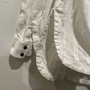 BKE by Buckle White Textured Button-Up Blouse Size S 100% cotton Rounded Hemline thumbnail 6