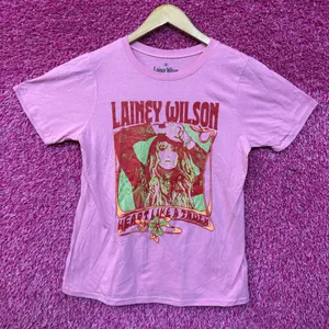 Lainey Wilson Heart Like a Truck Groovy Country Womens Top M thumbnail 1