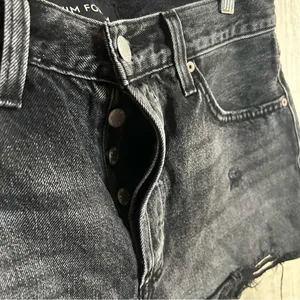 Denim Forum Aritzia The Ex Boyfriend Short Distressed Black 100%‎ Cotton Size 26 thumbnail 4