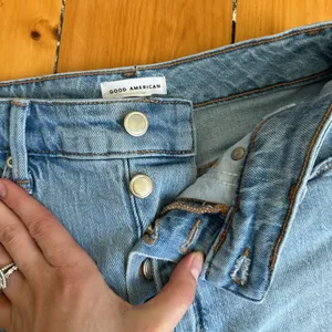 Good American Bombshell Denim Shorts • Light Blue Jean Shorts • Size 2/26 thumbnail 2