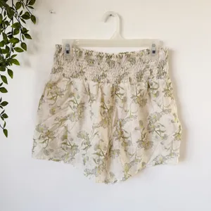 Lulu's Playfully Sweet Floral Shorts Sz M thumbnail 2