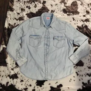 Levi’s Women Western Cowgirl Rodeo Denim Jean Shirt Shacket Jacket Top Blouse Pearl Snap Light Wash Long Sleeve Sz XL Measurement in pics thumbnail 2