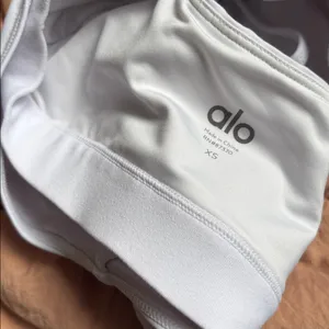 Alo Yoga Airbrush Enso Criss Cross White Sports Bra thumbnail 5