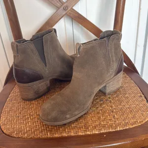 Clark’s Artisan Maypearl tan suede booties size 9.5 thumbnail 9