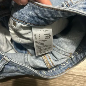 American Eagle Ripped Mom Jeans High-Rise thumbnail 4