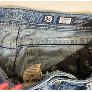 Miss Me JP4369-2L Womens 30 Light Wash Distressed Fleur De Lis Bootcut Jeans thumbnail 3