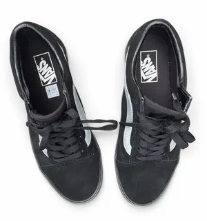 Vans Women's Black & White Old Skool Low-Top Sneakers thumbnail 1