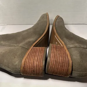 TOMS Women's Esme Desert Taupe Suede Chelsea Boot Size 8. 2.5” heel size thumbnail 6