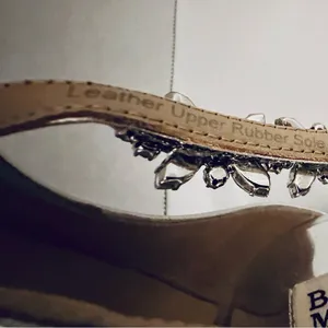 Badgley Mischka Embellished Feather Crystal Rhinestone Flat Sandals Womens Sz 9 thumbnail 5