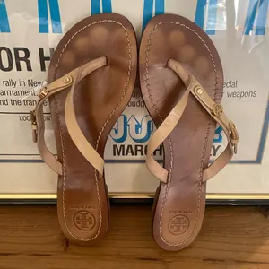 Tory Burch Leather Flip Flops Size 9 Gold Buckle Logo Hardware Tan Straps thumbnail 1