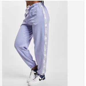NWT Levi's Graphic Minimal Taping Laundry Sweat Pants Lilac XXL thumbnail 2