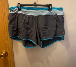 (12) Lululemon shorts thumbnail 1