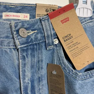 NWT Levi's Women's Cinch Baggy Carpenter Jeans Light Wash High Rise 24 x 31‎ thumbnail 6