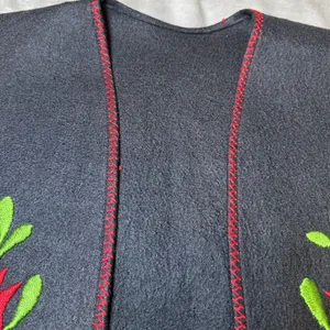 Vintage Women's Size Large Black Felt Vest Floral Embroidered Folk Art Boho thumbnail 4