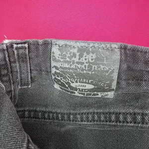 Vintage 90s Lee Black Elastic Waist High Rise Tapered Mom Jeans thumbnail 2