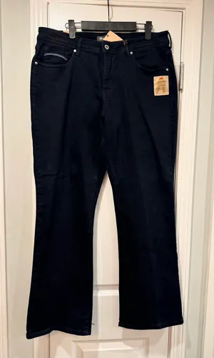 NWT Levi’s 512 Size 18W Short 512 Perfectly Shaping Bootcut Stretch Jeans Black thumbnail 1