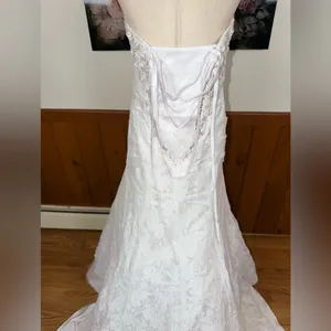 Beautiful David’s Bridal Lace Wedding Gown thumbnail 8