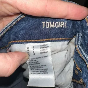 American Eagle destroyed relaxed 8 Tomgirl jeans thumbnail 2