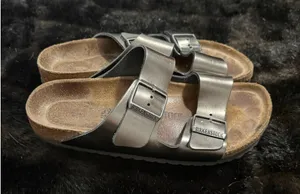 Birkenstock Arizona Soft Footbed Sandal in Metallic Green Size 39 8.5 shoes thumbnail 1