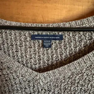 American Eagle Outfitters Gray V-Neck Knit Sweater Size Medium thumbnail 3