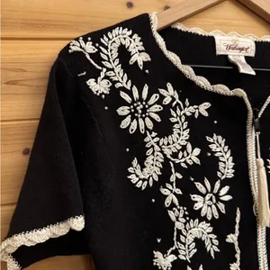 Vintage Worthington Small Black White Floral Embroidered Front Zip Cardigan thumbnail 4