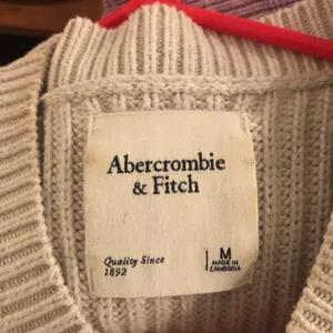 Abercrombie & Fitch Size M Crew Wedge Pullover Knit Sweater in Cream thumbnail 7
