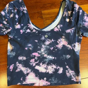 Lululemon crop top size 6 or 8  thumbnail 2