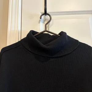 Aritzia TNA Black Waffle Knit Long Sleeve Turtleneck Cardigan Sweatshirt thumbnail 4