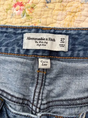 Abercrombie High-Rise Jeans Curve Love thumbnail 5
