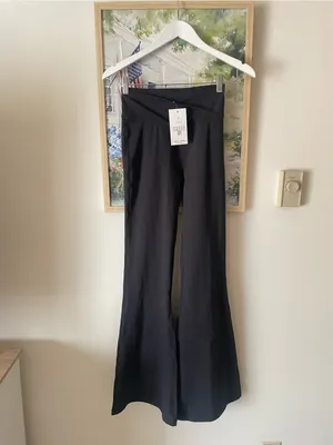Halara Crossover High Waisted Flare Leggings Yoga Pants Black Size Small New thumbnail 3
