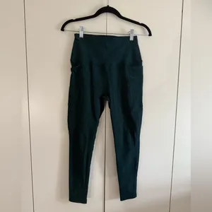 Beyond Yoga High-Waisted Spacedye Out of Pocket Green Leggings Medium thumbnail 2
