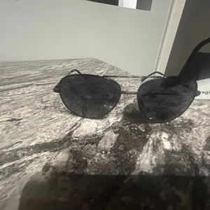 Classic Black Aviator Sunglasses thumbnail 7