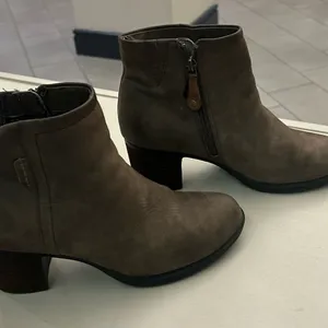 Rockport! Elegant Taupe Ankle Booties 7 1/2–great shape/clean thumbnail 1