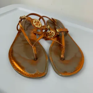 Tory Burch Ali Metallic Orange Sandals Sz 8 Strappy Logo Thong Flats thumbnail 6