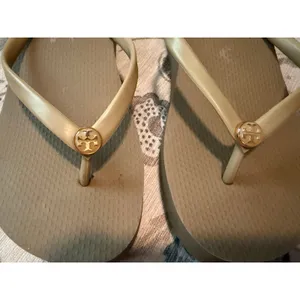 Tory Burch Tan Mini Wedge Platform Flip Flop Sandals Gold Logo Size 8 thumbnail 3