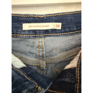 Levis 311 Shaping‎ Skinny Jeans Womens 28 Medium Wash Blue Mid Rise Denim thumbnail 2
