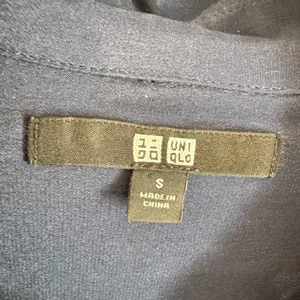 Uniqlo Womens Navy Blue 100% Silk Long Sleeve Button Down Blouse Size Small thumbnail 2