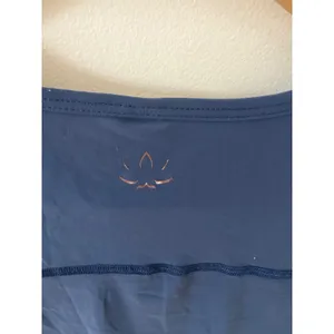 Beyond Yoga Womens Long Sleeve Crop Top Blue Crew Neck Slim Fit Size Medium thumbnail 4