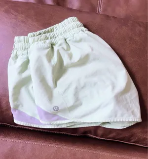Lululemon Shorts Hotty Hot 2.5" Low-Rise thumbnail 1