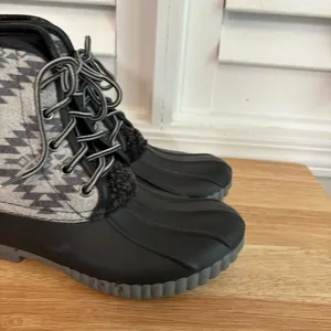 Simply Southern Gray And Black Aztec Print Duck Boot Size 7‎ thumbnail 4