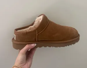 UGG Mini Boots thumbnail 1