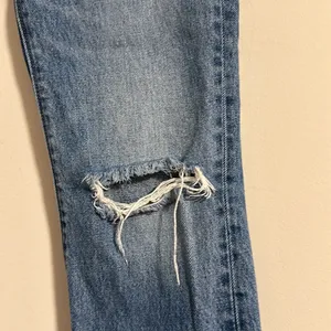 Levi's knee rip blue wash jeans size 24 thumbnail 2
